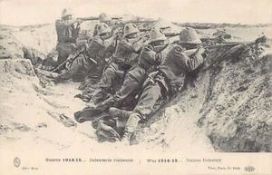 Libia - Infantería italiana disparando desde una trinchera - Imagen 1 de 2