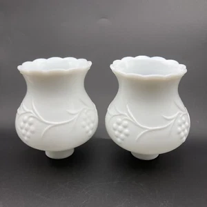 2 Lampada Boudoir Vetro Latte Bianco Vintage Paralume Vite Uva 1 5/8" Montaggio - Foto 1 di 18
