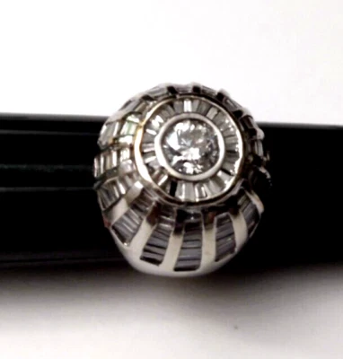 ANILLO DOMO 14K WG con DIAMANTE CENTRAL Y DIAMANTES MULTI BAGUETTE TALLA 5,5 Foto 1 de 4