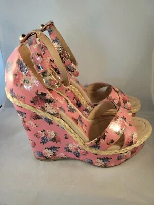 Authentic Dolce & Gabbana 漆皮花卉厚底坡跟凉鞋，尺码 40 — 第 1/4 张图片