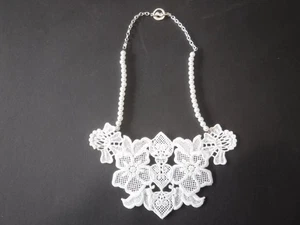 Collar de perlas de imitación y encaje blanco hecho a mano - Imagen 1 de 9