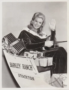 1965 Press Photo Actress Linda Evans stars in "The Big Valley" TV Show on ABC - Picture 1 of 2