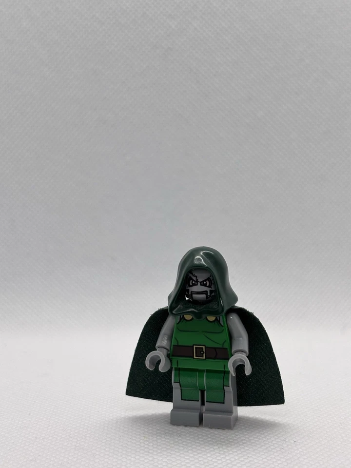 Lego - Dr. Doom : sh0052 Minifigure Marvel Super Hero Authentic - Image 1 of 4