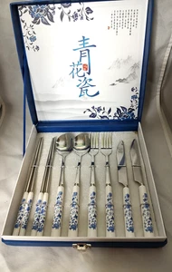 Blau Weiß Porzellan Besteck Set (8) Gabel Löffel Essstäbchen Messer & Box Geschenkset - Bild 1 von 6