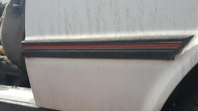 88 Yugo TRASERO DELANTERO DEL NEUMÁTICO CUARTO PANEL MOLDURA MOLDURA MOLDURA Conductores Izquierdos  Foto 1 de 3