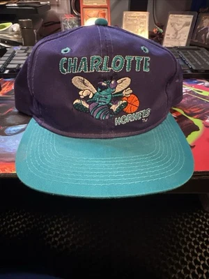 Boné de basquete vintage NBA Charlotte Hornets logotipo preto bordado anos 80 anos 90 - Imagem 1 de 4