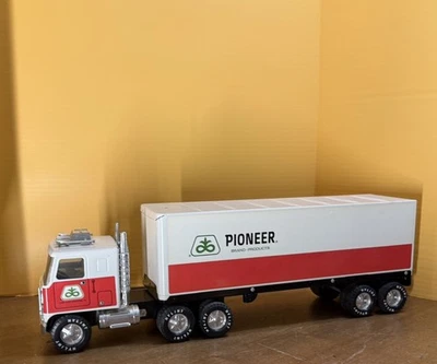 PIONEER Hybrid Seed Corn NYLINT Semi Truck GMC NIB Steel 18 Wheeler LRG - Image 1 of 4