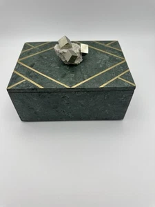 GRAN CUBO DE PIRITA 3 Cristales en Matrix Rock - Navajun, España sobre Mármol Verde!!! - Imagen 1 de 5