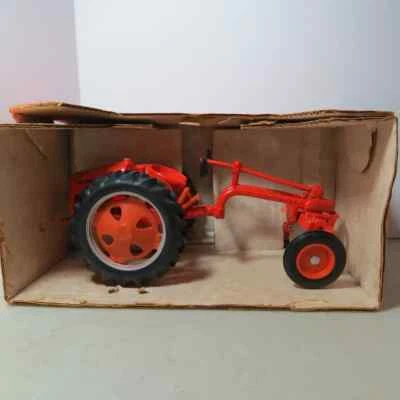 Scale Models Allis Chalmers "G" Tractor Dealer Col Ed  1/16 AC-FT-402-B3 - Image 1 of 4