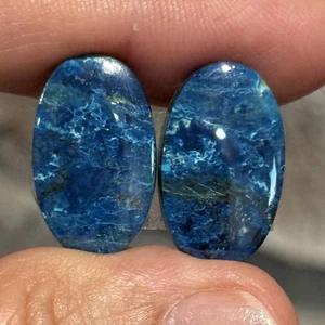 22,9ct 20,2x12,3x4,2mm Paar seltene dunkelblaue Shattuckit ovale Cabochons Edelsteine - Bild 1 von 10