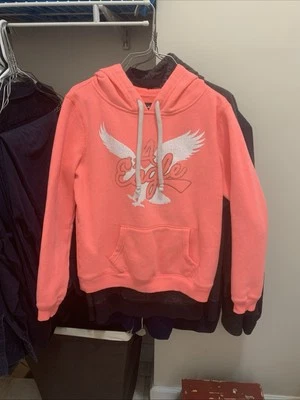 Sudadera con capucha American Eagle para mujer con bolsillo gráfico mediano coral neón Foto 1 de 4