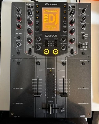 Pioneer DJ DJM-909 Professional 2-Channel DJ Mixer JANK Power on, sound output - Image 1 of 3