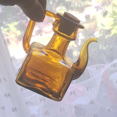 Jarra/carra miniatura de vidrio ámbar vintage con mango y caño y tapón de corcho Foto 1 de 4
