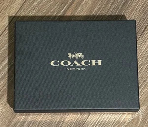 Coach Logo Goffrato Bianco Confezione Regalo 7,5” X 5,5” Coperchio Texturizzato Portafoglio Gioielli - Foto 1 di 10