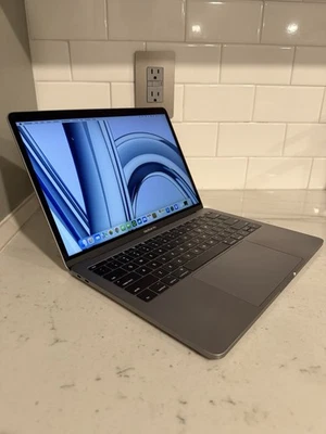 Apple MacBook Pro 13 en 2017 gris espacial/Intel Core i5 2,30 GHz, 128 GB 8 GB Foto 1 de 4