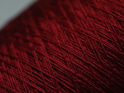 M48 (129€/kg) 100g DRAGON COMFORT SEIDE - SILK DUNKELROT (26) Zwirn Stretch Garn - Bild 1 von 3