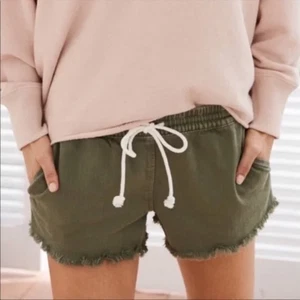 Aerie Cut-Off Shorts Damen M Kordelzug Gummibund ausgefranster Saum Armeegrün - Bild 1 von 13