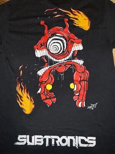 Camiseta DE COLECCIÓN Rara Subtronics Cyclops Ejército Para Hombres S Bajo Rave EDM - Imagen 1 de 7