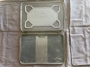 Custodia universale per tablet M-Edge in nylon con cerniera 9”-10” - Foto 1 di 3