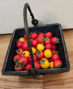 Blaue Holzkiste mit herunterklappbaren Metallgriffen 5x8,5x4 mit künstlichen Tomaten Bauernhaus  - Bild 1 von 6