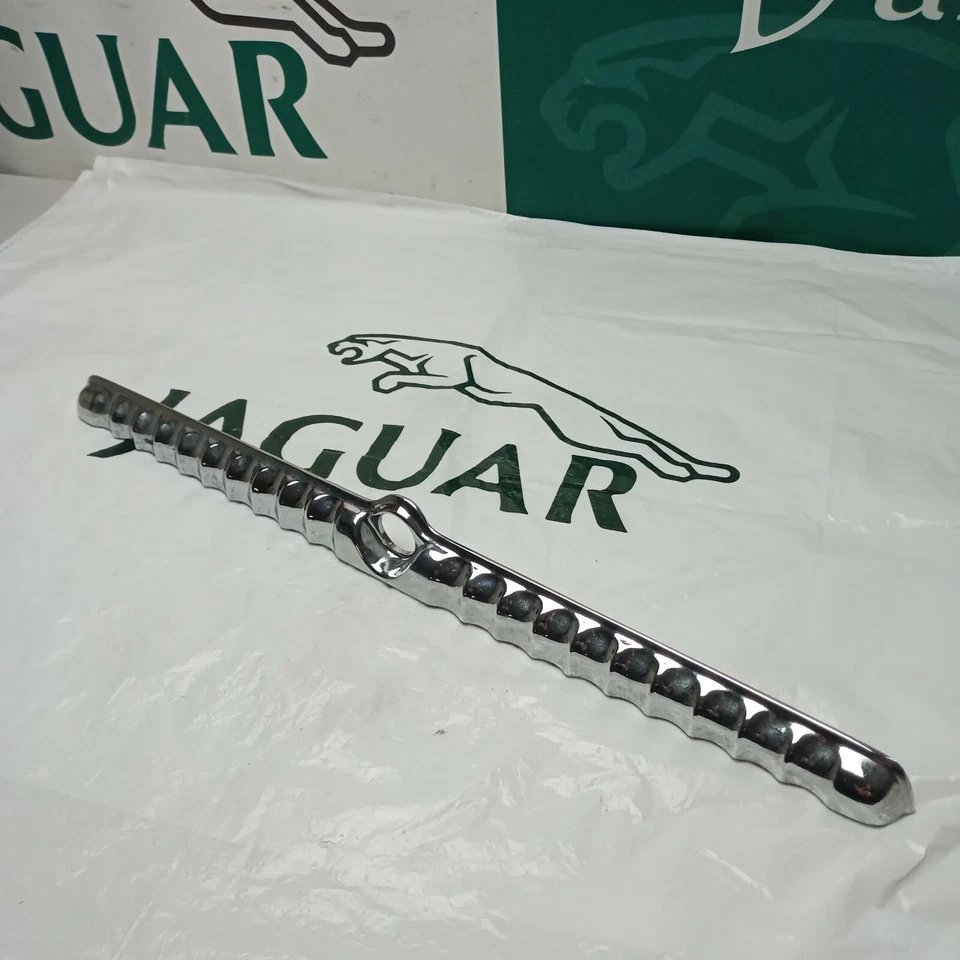 Nouvelle plinthe arrière chromée Jaguar Daimler XJ40 BDC4551 - Photo 1/4