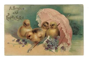 Postal de Pascua vintage pollitos bajo un paraguas con flores - Imagen 1 de 2