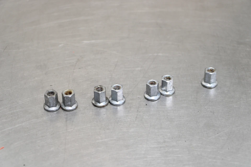 02-05 HONDA CB900F CB900 Pernos de escape Tuercas Foto 1 de 4