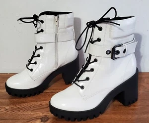 Madden Girl Damenstiefel Stil Coco weiß Größe 7,5 Reißverschluss Spitze Schnalle Stollensohle  - Bild 1 von 6