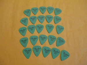 25 PÚAS DE GUITARRA FENDER - 351 TIPO EN AGARRE CALCÁREO VERDE - MEDIANO/PESADO - Imagen 1 de 2