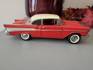 Franklin Mint Precision 1957 Chevrolet Bel Air Red/White Hard Top Model 1:24 - Picture 1 of 8