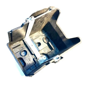 Batteriekasten Ford Fiesta VI (CB1, CCN) 1,25i 60kW BJ.2009 8V21-10723-AC - Bild 1 von 3