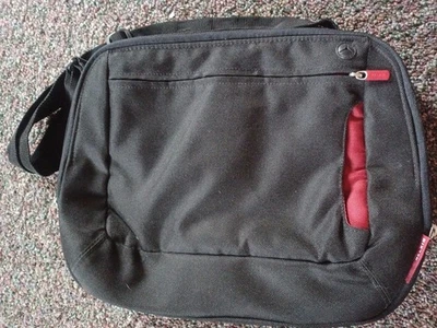 "Funda acolchada para portátil Belkin 14"" con correa y bolsillo para cable". Negro con rojo Foto 1 de 4