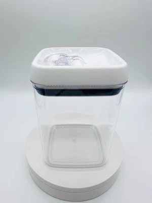 Contenedor cuadrado de almacenamiento de alimentos Better Homes & Gardens 7,5 tazas Flip-Tite® 1,8 L Foto 1 de 4