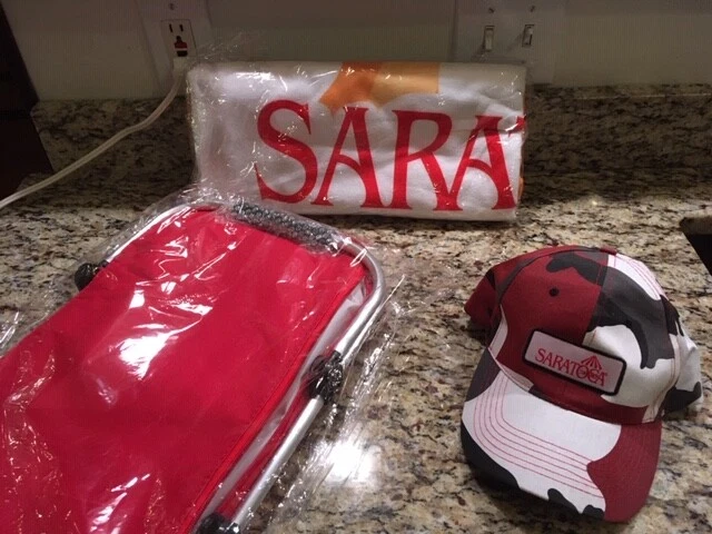 НОВАЯ официальная ПЛЯЖНАЯ ПОЛОТЕНЦЕСУШИТЕЛЬНАЯ ШЛЯПА И КУЛЕР Saratoga Race Track 3 шт. КОЛЛЕКЦИОННАЯ - Изображение 1 из 1