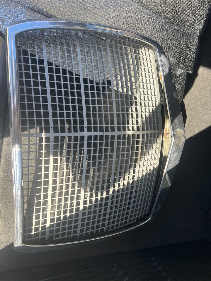 Rejilla radiador OEM 1965-1973 MERCEDES-BENZ W108 W109 280SE SEL 300SEL P5 Foto 1 de 3