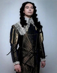 Fotografía 8x10 firmada por Ryan Gage por el rey Luis XIII LOS MOSQUETEROS - CERTIFICADO DE AUTENTICIDAD - Imagen 1 de 4