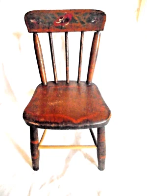 Antigua silla de muestra de vendedor de madera estilo cabaña miniatura con diseños pintados Foto 1 de 4