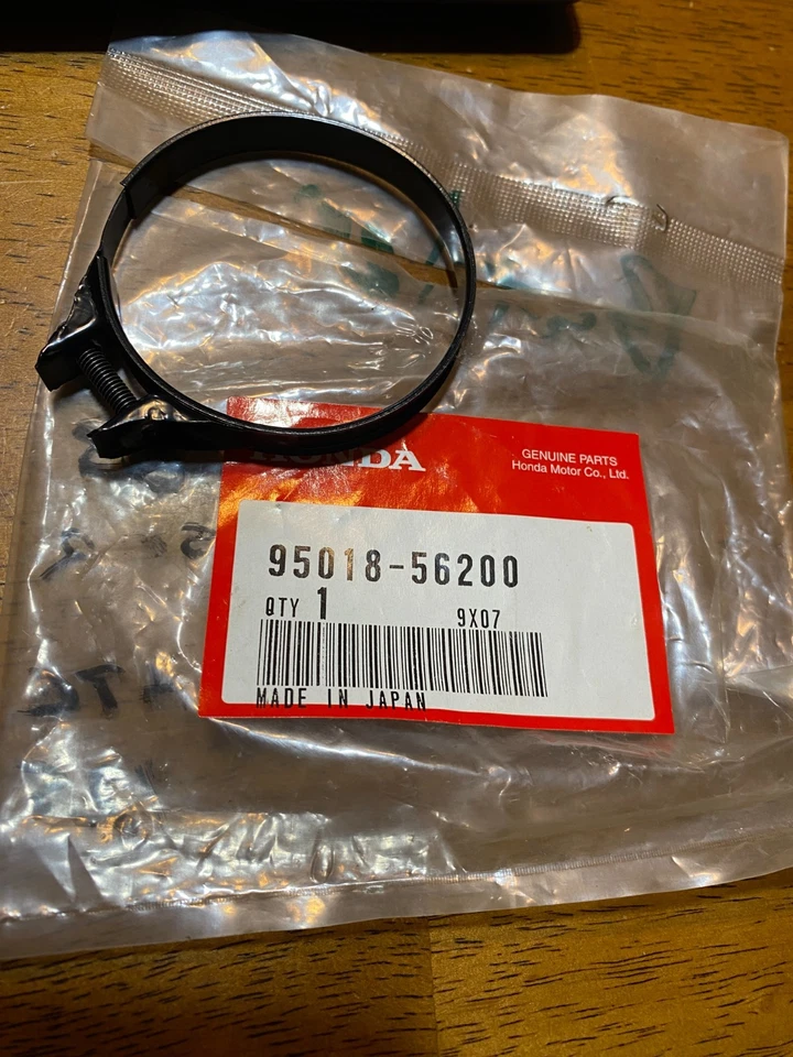 NUEVO HONDA OEM 1980-84 CR80 ABRAZADERA DE MALETERO DE ADMISIÓN 95018-56200 Foto 1 de 1