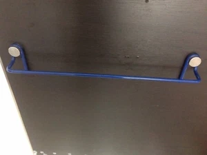 BERTOCCI 7040 SUPPORTO PER MENSOLA /SALVIETTE LINEA SEGNO Cm 61 X 12 LACCATO BLU - Picture 1 of 2
