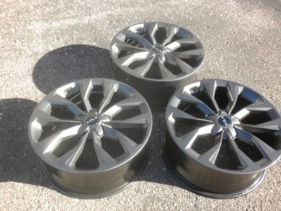 one 20" Kia Sorento alloy charcoal rim 20 inches Kia Sorento rim original Equipm - Image 1 of 4