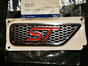 Original Ford Focus 08- Vorne ST Abzeichen Emblem Rechts Kotflügel 1520893 - Bild 1 von 2