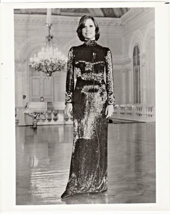 Actriz Mary Tyler Moore en vestido de noche ~ Fotografía vintage de 8x10" - Imagen 1 de 1