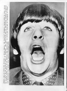 Foto de prensa de los Beatles Ringo Starr 1964 (operación de las amígdalas) - Imagen 1 de 1