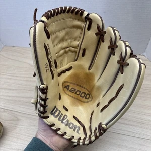Wilson A2000 B2 12” MLB Pro Stock B2 Pitcher RHT Baseball Glove NICE! - Picture 1 of 21