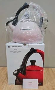 Lecreuset Oolong Pfeifender Teekessel 1,6 Quart Emaille auf Stahlschale Rosa Neu im Karton - Bild 1 von 8