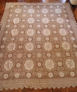 Vintage Large Crochet Lace & Embroidered Circular panels Bedspread / Tablecloth - Picture 1 of 12