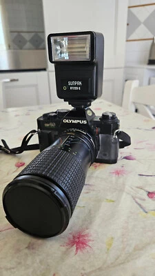 Fotocamera Olympus OM 40 PROGRAM con obiettivo zum 35x135, Flash, e borsa. - Immagine 1 di 4