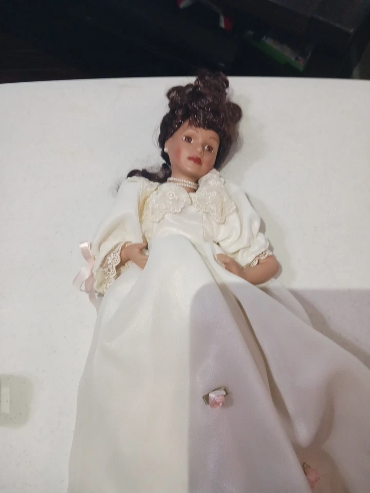 muñeca de porcelana la colección Avon 2000 espalda FUENTE DE CINCO COLECCIÓN AVON 2000 Foto 1 de 4