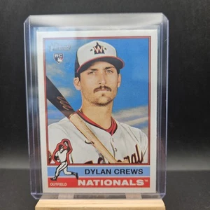 Tarjeta de novato Topps Heritage #247 Dylan Crews RC 2025 Washington Nationals - Imagen 1 de 7