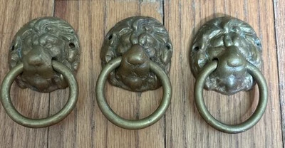 "Cajón con cabeza de león de latón macizo vintage tira pátina natural 2"" de ancho x 3"" de largo" Foto 1 de 4